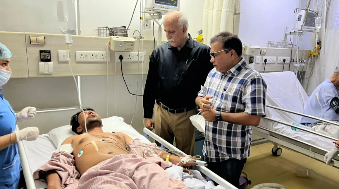तेंदुए को पकड़ने के दौरान घायल हुए फॉरेस्ट रेंजर का हाल जाना उपायुक्त ने
