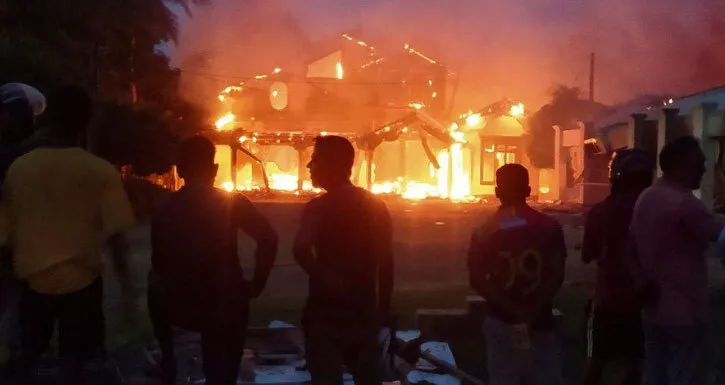 जल रहा श्रीलंका, महिंदा राजपक्षे के घर में लगाई आग, 5 की मौत, 12 मंत्रियों के घर फूंके