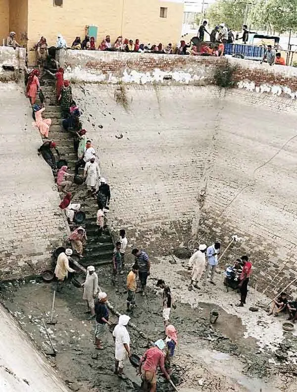 मौजपुर धाम बुधरवाली में सेवादारों ने की डिग्गी की सफाई