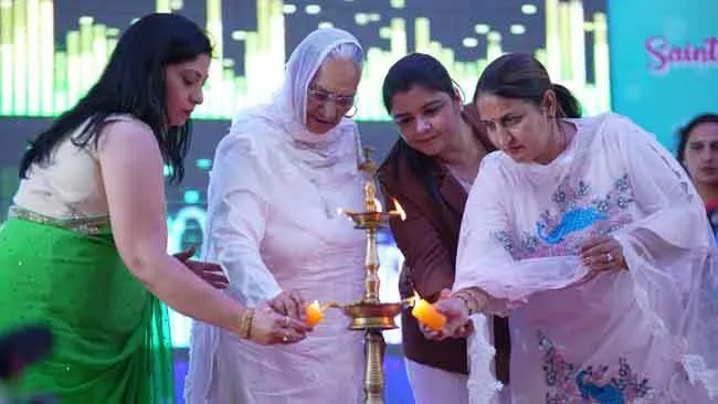 मातृ दिवस: पूज्य माता नसीब कौर जी इन्सां ने दीप प्रज्वलित कर की कार्यक्रम की शुरुआत