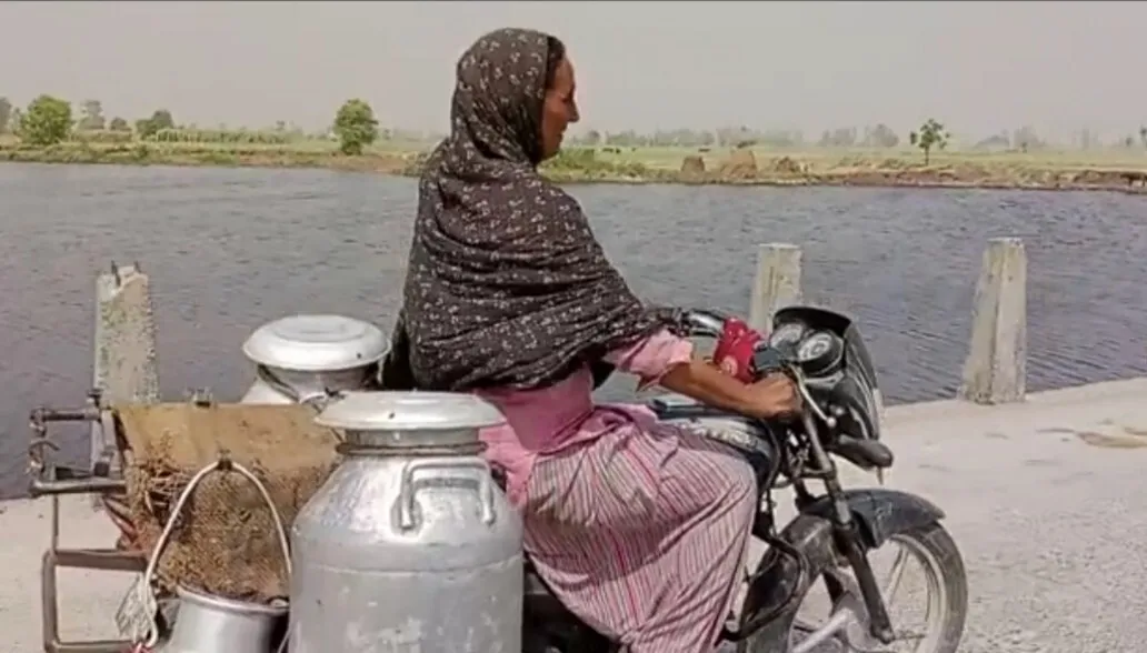 40 किलोमीटर बाइक चलाकर दूध बेचने जाती है महिला