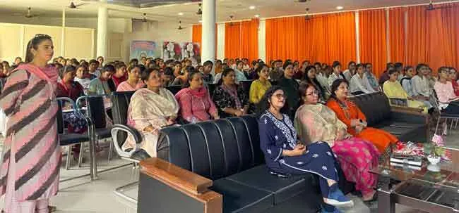 व्यक्ति की पहचान कपड़ों से नहीं, उसके आचरण से होती है: डॉ. चरणप्रीत कौर
