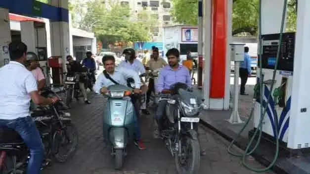 पेट्रोल-डीजल के घटे दाम, पंपों पर लगी वाहनों की लाइनें