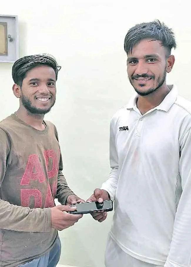 प्रदीप इन्सां ने कीमती मोबाइल लौटाकर दिखाई ईमानदारी