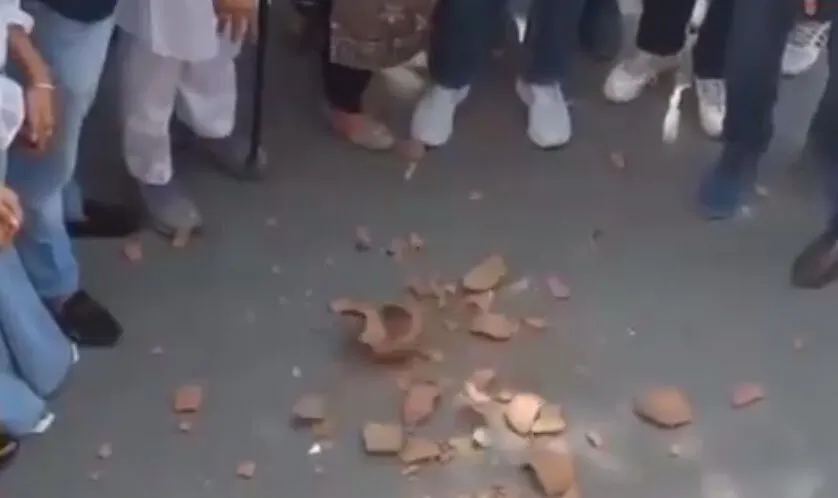 कांग्रेस ने किया मटका फोड़ प्रदर्शन