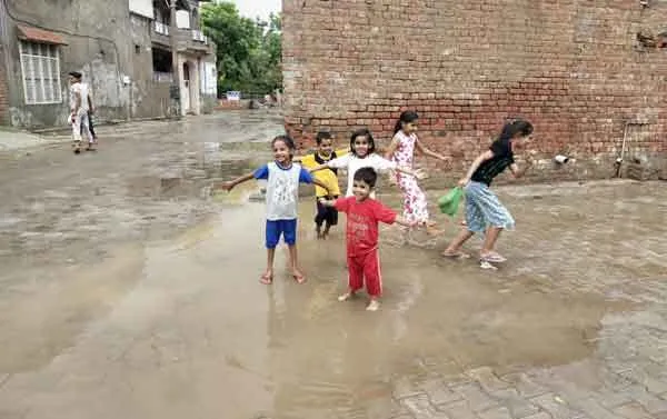 बरसात ने गर्मी में दिलाई ठंडक, लोगों को मिली राहत