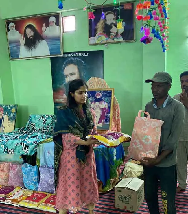 बेटी होने की खुशी में जरूरतमंदो परिवारों को वितरित किया राशन