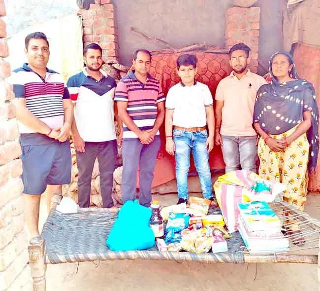 यूथ फेडरेशन ने दिया जरूरतमंदों को राशन व बच्चों को किताबें