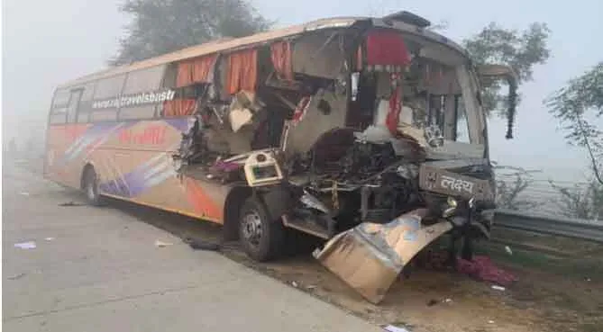 यमुना एक्सप्रेसवे पर तीर्थयात्रियों को ले जा रही बस ट्रक से टकराई, 3 लोगों की मौत, 31 घायल