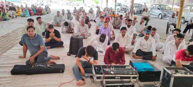 अंबाला कैंट की साध-संगत ने तपती गर्मी में पक्षियों की प्यास बुझाने के लिए वितरित किये सकोरे
