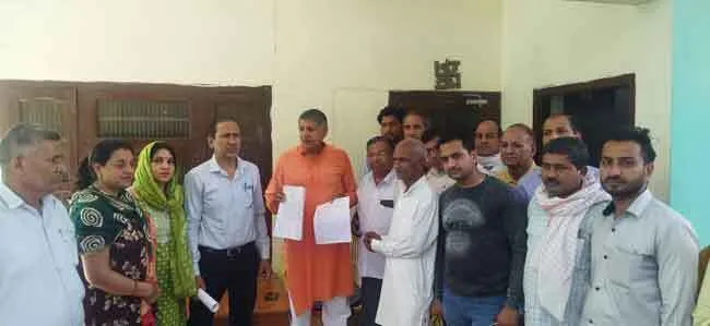 सहारा इंडिया के पीड़ित निवेशकों ने सांसद दरबार पहुंचकर रोया दुखड़ा