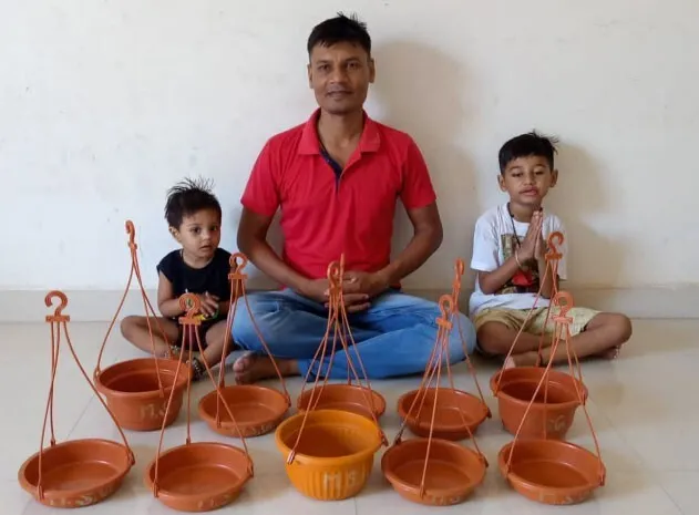 राजुला की साध-संगत ने बेजुबान पक्षियों के लिए लगाए पानी के सकोरे