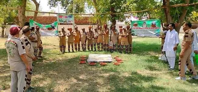 पक्षी उद्धार मुहिम के तहत डेरा श्रद्धालुओं ने बांटे सकोरे