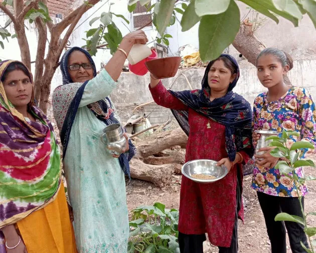 मध्यप्रदेश की साध-संगत ने बेजुबान पक्षियों के लिए लगाए सकोरे