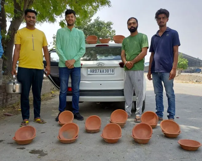 पीपली यूथ फेडरेशन के सदस्यों ने लगाए पानी के सकोरे
