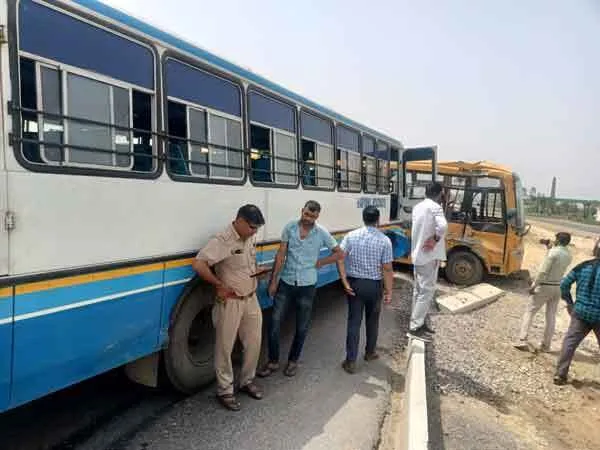 रोड़वेज व स्कूल बस की टक्कर में 13 बच्चे घायल, 3 पीजीआई रैफर