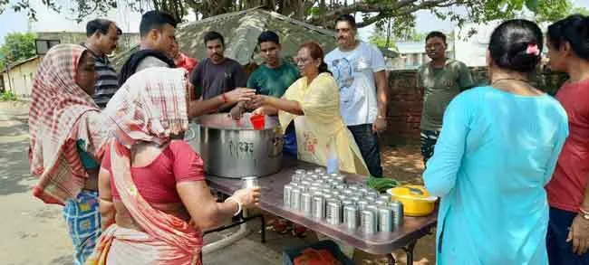तपती गर्मी में राहगीरों के लिए ठंडे मीठे पानी की लगाई छबील