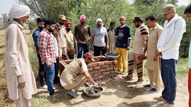 नि:स्वार्थ सेवा : सेवादारों को भीषण गर्मी में सेवा करते देखा तो, लोग बोले, ये है समाजसेवा