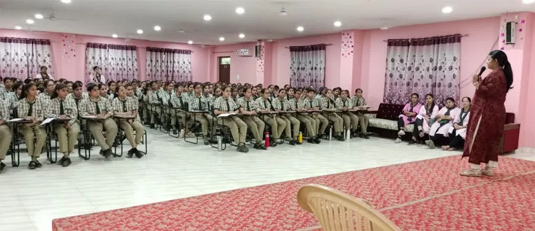शाह सतनाम जी गर्ल्स स्कूल: सीए प्रिया बंसल ने विद्यार्थियों को दिये करियर टिप्स