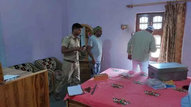 खेतों में बने मकान की खिड़की तोड़कर 24 तोले सोना, 3.50 लाख रुपए के साथ 12 बोर बंदूक चोरी
