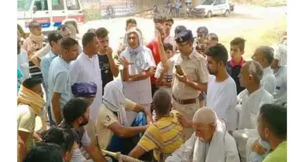चपडासी की करतूतों पर फूटा ग्रामीणों का गुस्सा, स्कूल स्टाफ को बंधक बना जड़ा ताला