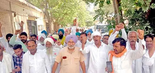 किसानों ने जहरीले पानी के स्थाई समाधान को लेकर जताया रोष
