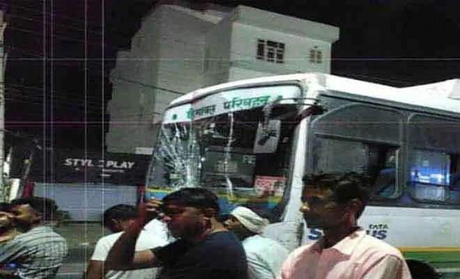ट्रक ने मारी बस को टक्कर, बस चालक घायल