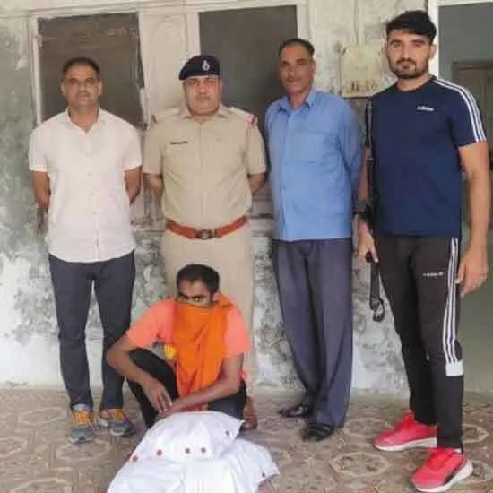 नौ किलो 900 ग्राम गांजा और चार किलो 400 ग्राम चरस के साथ दो गिरफ्तार