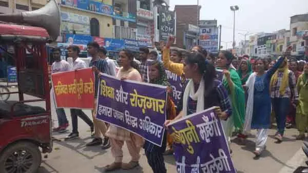 असंध में सड़कों पर उतरे बेराजगार युवा-युवतियां