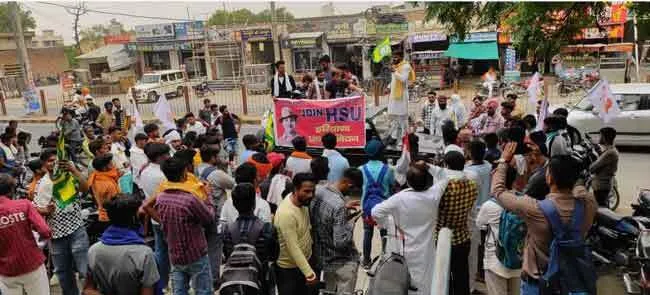 बेरोजगारी को लेकर छात्रों ने निकाली बाइक रैली