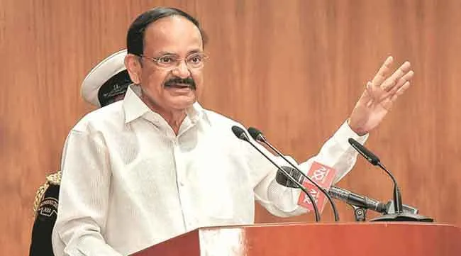 वेंकैया नायडू ने हरियाणा राजभवन परिसर में लगाया पीपल का पौधा