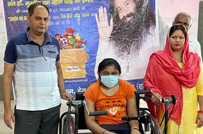 बहादुरगढ़ में राम-नाम की चर्चा, डेरा प्रेमी ने दिव्यांग महिला को भेंट की ट्राई साइकिल