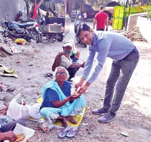 जरूरतमंदों को खाना खिला मनाया जन्मदिन