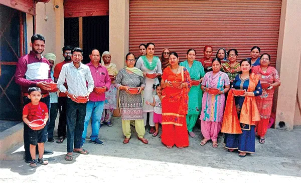डेरा श्रद्धालु परिवार ने पक्षियों के लिए बांटे सकोरे और लगाए पौधे