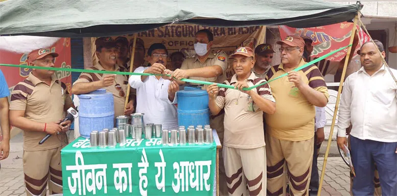 मेरठ के डेरा श्रद्धालुओं ने भीष्ण गर्मी में राहगीरों को दी ठंडक