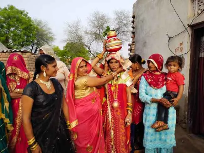 बेटी के जन्म पर किया कुआं पूजन, मनाई खुशी