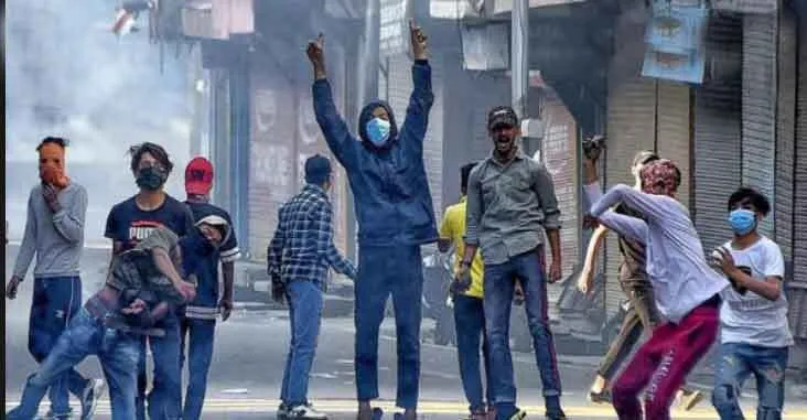 यासीन की सजा के विरोध में पथराव, दस गिरफ्तार