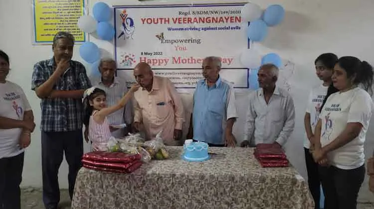 यूथ वीरांगना की टीम ने बुजुर्गों के साथ मनाया मदर्स डे