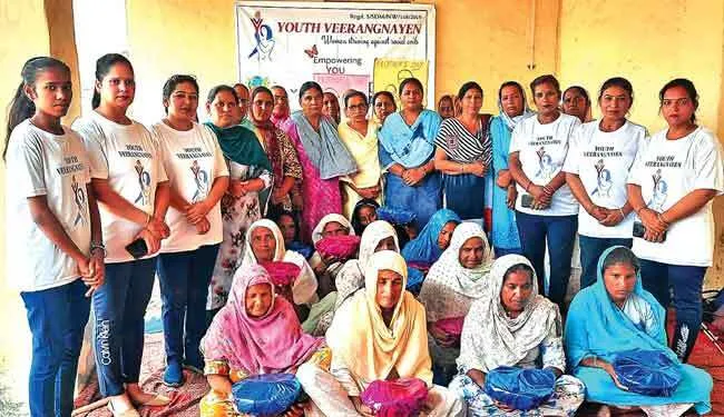यूथ वीरांगनाओं ने बुजुर्ग माताओं के साथ मनाया मदर्स-डे, बांटी खुशियां