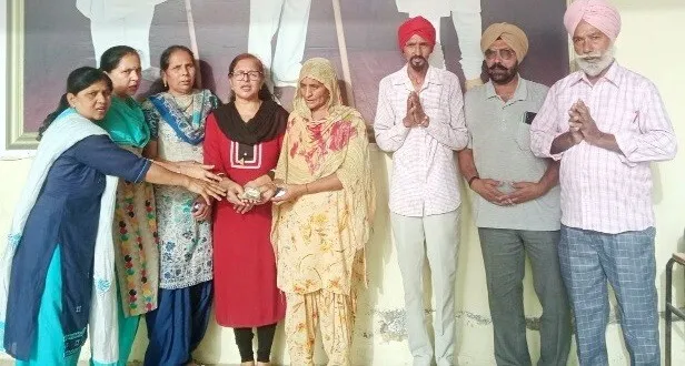 ब्लॉक अमरगढ़ की साध-संगत बीमार के इलाज में की आर्थिक मदद