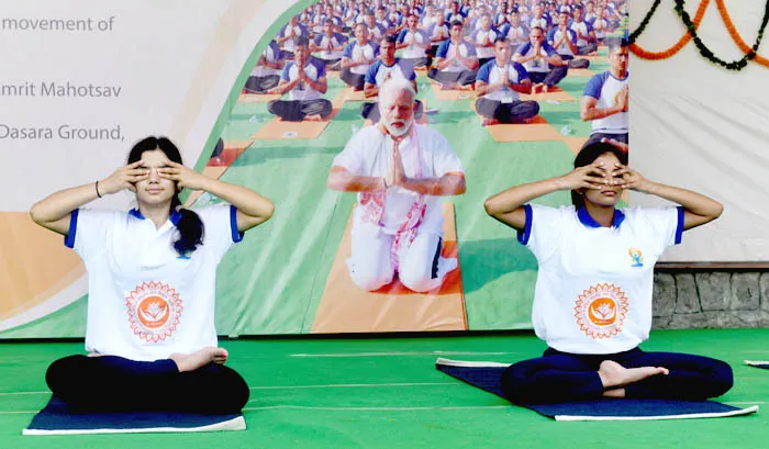 भारत समेत योग के रंग में रंगी दुनिया