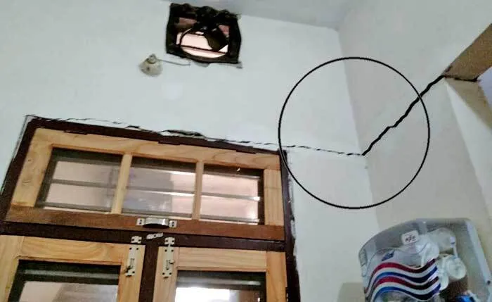 खाली प्लाट में नींव न भरने के कारण मकान में आई दरारें