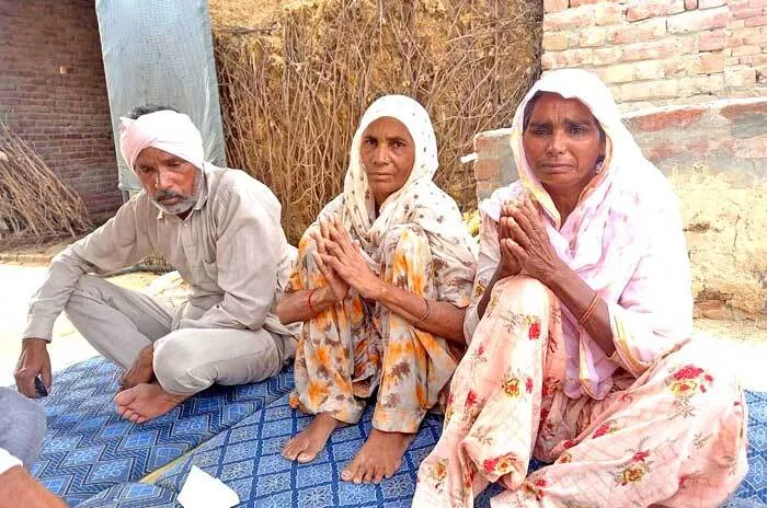 रोते हुए परिजनों की प्रशासन से गुहार : हमारे घर तो उजड़ गए औरों को तो बचा लो…