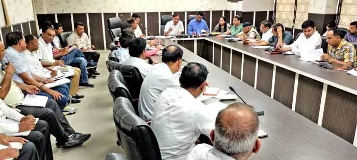 बिना अनुमति के स्टेशन छोड़ने वाले अधिकारी और कर्मचारियों के खिलाफ होगी कार्रवाई: डीसी