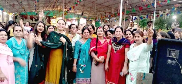 पूज्य गुरू जी के बरनावा पधारने की खुशी : भजनों पर थिरकी साध-संगत