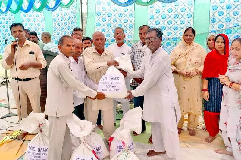 डेरा श्रद्धालुओं ने फूड बैंक से 10 जरूरतमंदों को बांटा राशन