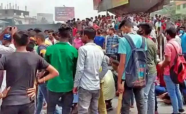अग्निपथ का विरोध : किसानों ने कितलाना टोल को करवाया फ्री