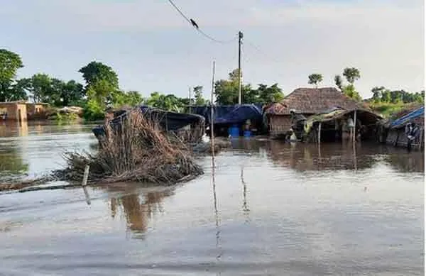 असम में बाढ़ से मरने वालों की संख्या बढ़कर हुई 126