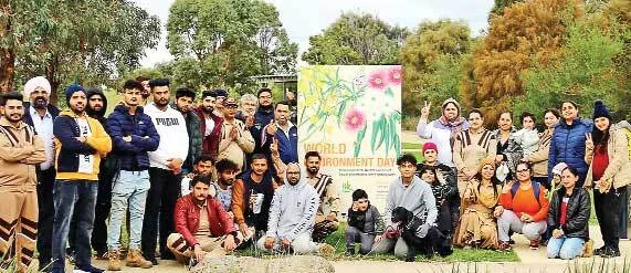 मेलबोर्न आस्ट्रेलिया की साध-संगत ने लगाए 3900 पौधे