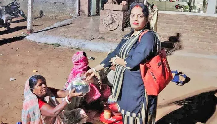 जरूरतमंदों को राशन देकर मनाया जन्मदिन